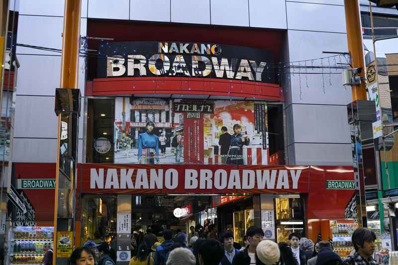 Explora las animadas calles comerciales de Shinjuku durante tus viajes juveniles a Japón, un paraíso de compras en Tokio.